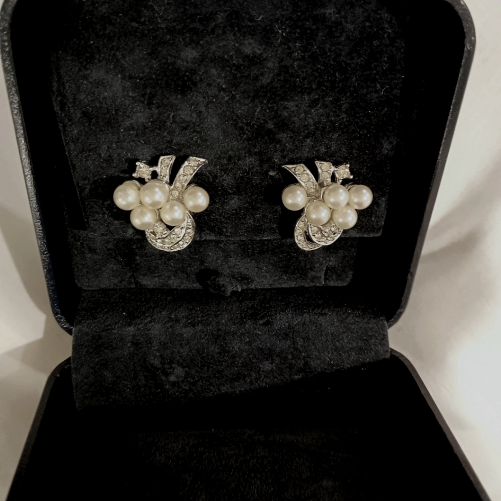 Vintage Ledo pearl clip-on earrings